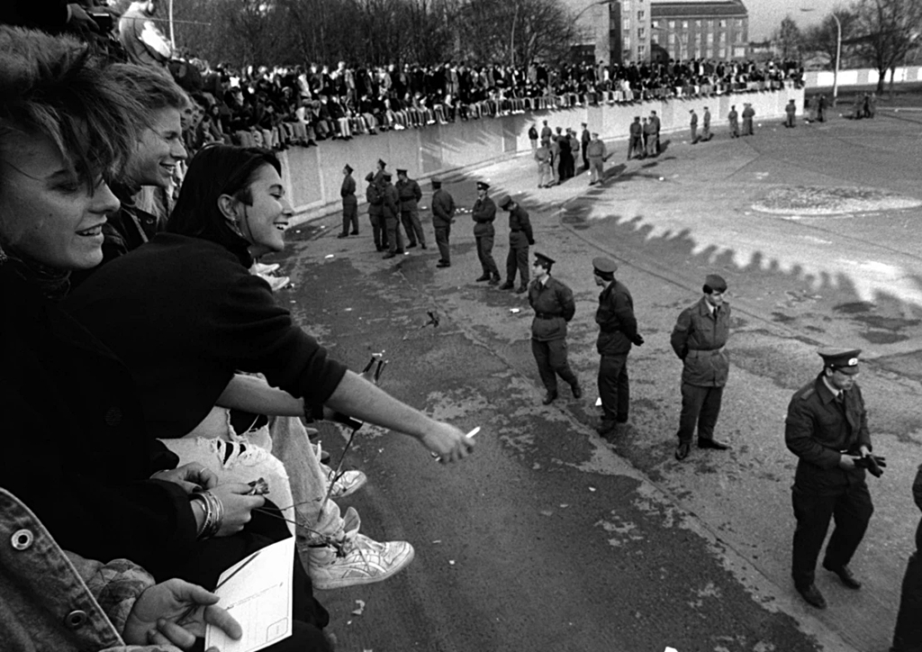 My favs from the Internet Archive (08): Barbara Klemm: Fall of the Wall, 1989